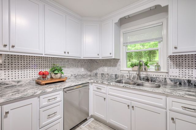 204 Hogan Ln, Columbia, TN 38401