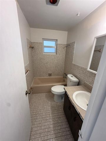 1235 W RIVER Drive 4, Margate, FL 33063