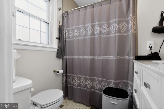 2415 CHESTNUT HILL DR, Cinnaminson, NJ 08077