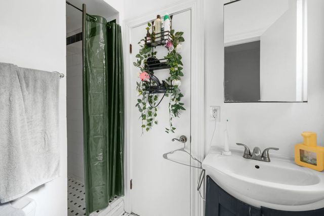 5811 N WINTHROP Avenue, Chicago, IL 60660