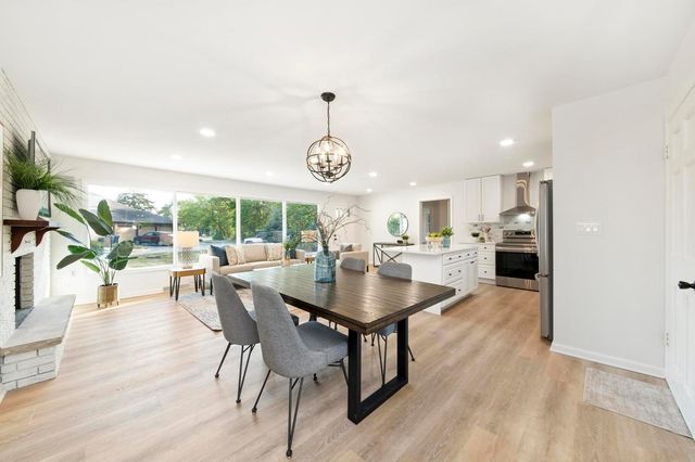 930 Jefferson Avenue, Elgin, IL 60120