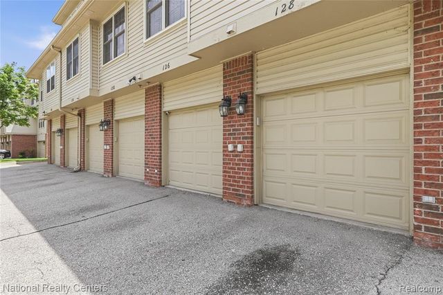 128 Sandy Lane, Walled Lake, MI 48390