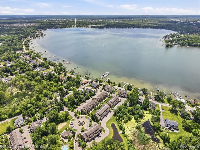128 Sandy Lane, Walled Lake, MI 48390