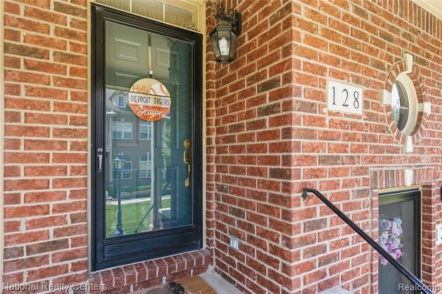 128 Sandy Lane, Walled Lake, MI 48390