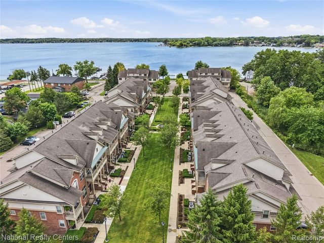 128 Sandy Lane, Walled Lake, MI 48390