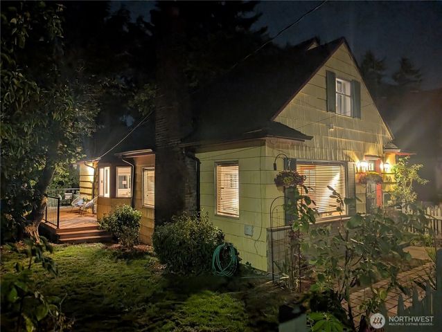 2623 39th Avenue SW, Seattle, WA 98116