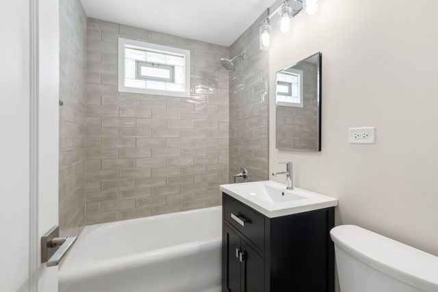 5747 N Melvina Avenue, Chicago, IL 60646