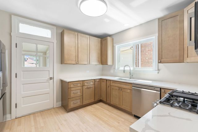5747 N Melvina Avenue, Chicago, IL 60646