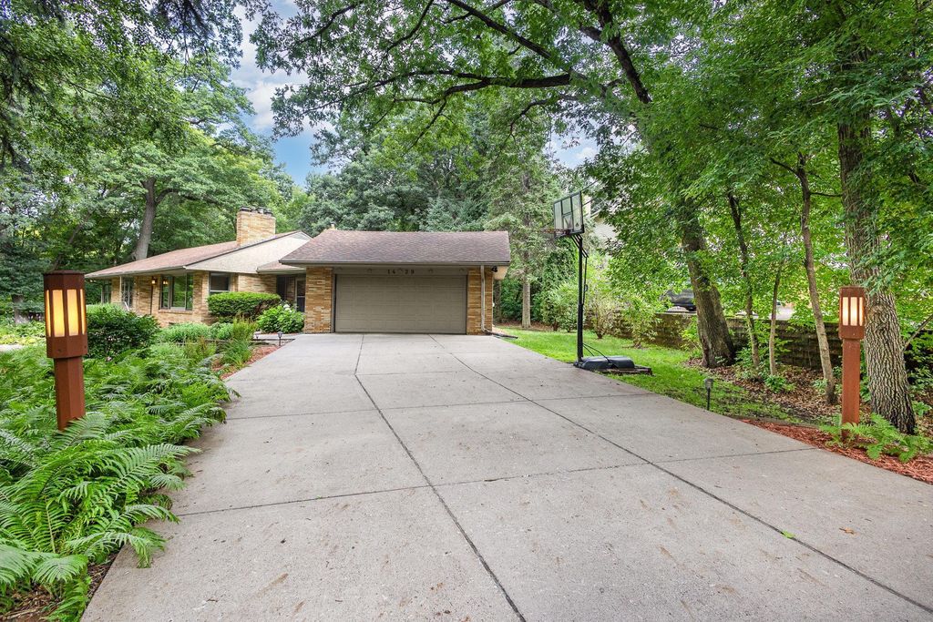 1429 Skiles Lane, Arden Hills, MN 55112