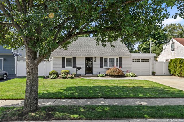 139 Arlyn Drive W, Massapequa, NY 11758