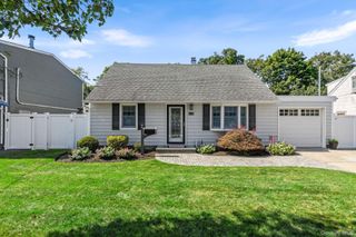 139 Arlyn Drive W, Massapequa, NY 11758