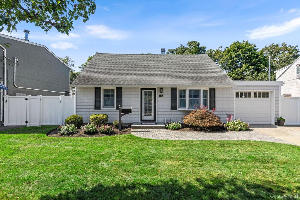 139 Arlyn Drive W, Massapequa, NY 11758