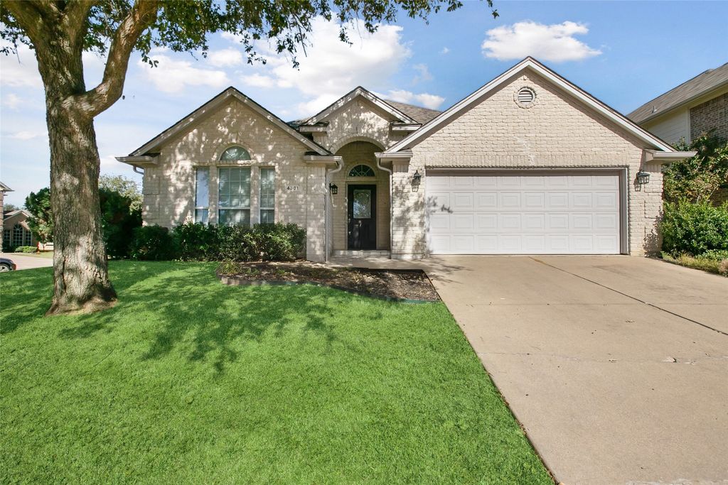 4301 Stonecrest Court, Fort Worth, TX 76244