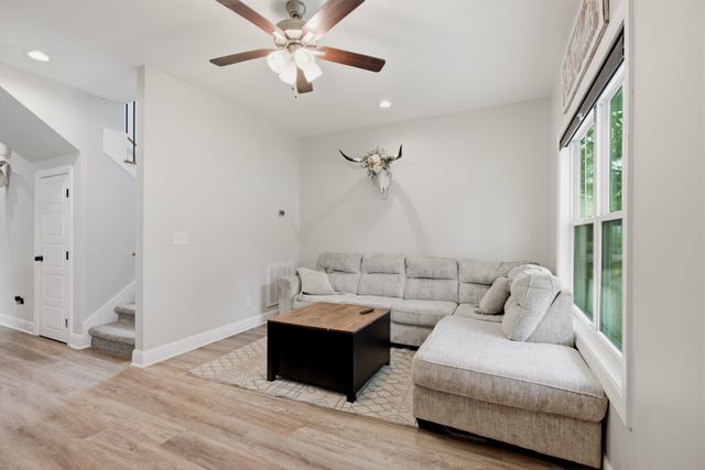 201 16th Ave, E, Springfield, TN 37172