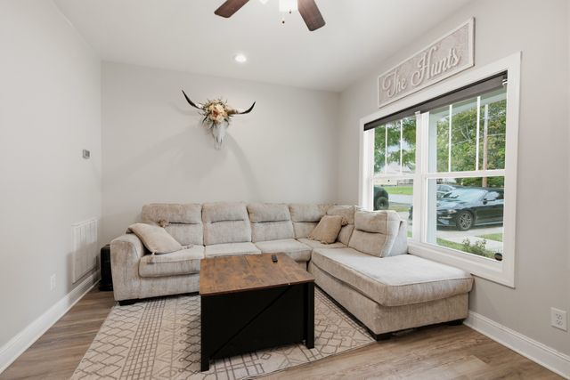 201 16th Ave, E, Springfield, TN 37172