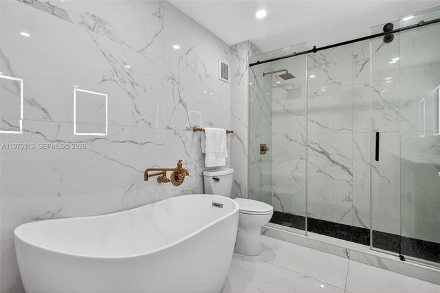 877 NE 195th St 422, Miami, FL 33179