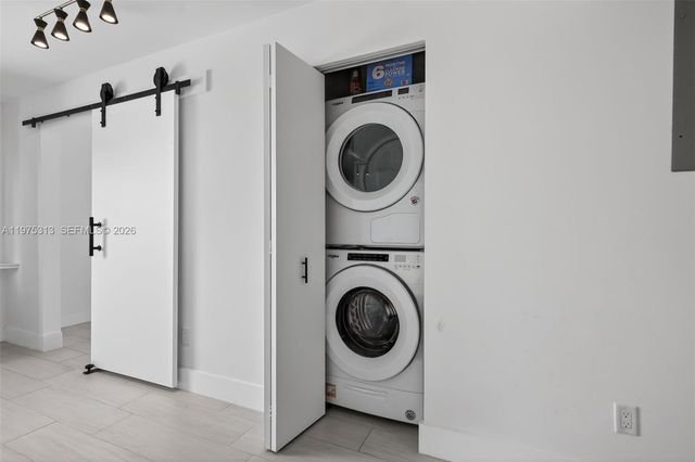 877 NE 195th St 422, Miami, FL 33179