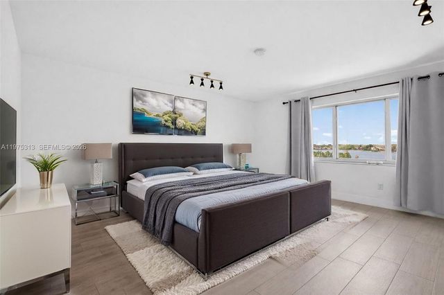 877 NE 195th St 422, Miami, FL 33179