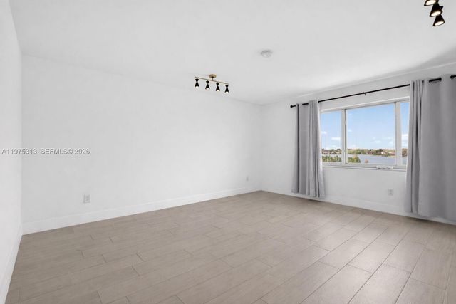 877 NE 195th St 422, Miami, FL 33179