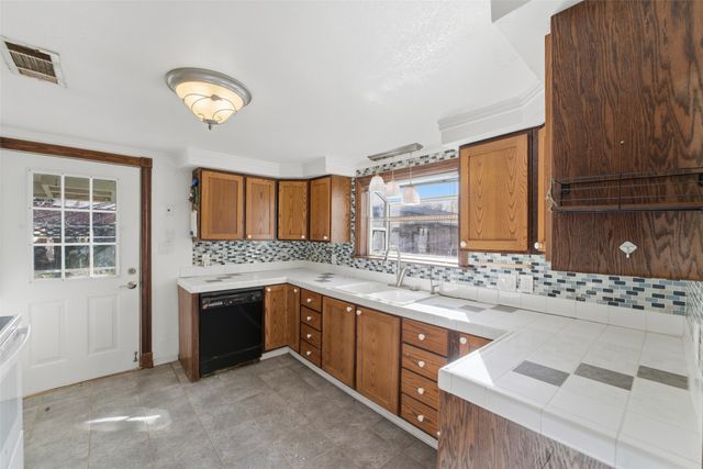 1906 Lillian Avenue, Glenn Heights, TX 75154