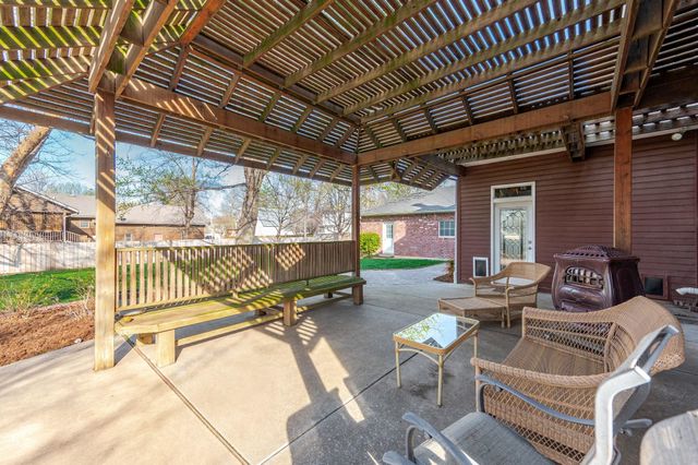 1316 E 10th, Winfield, KS 67156