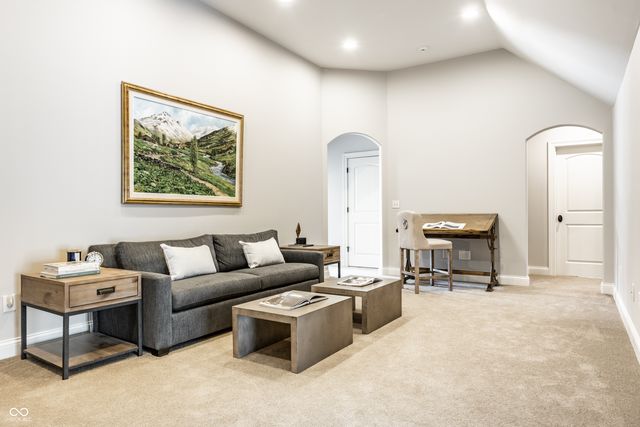 2 Woodard Bluff, Zionsville, IN 46077