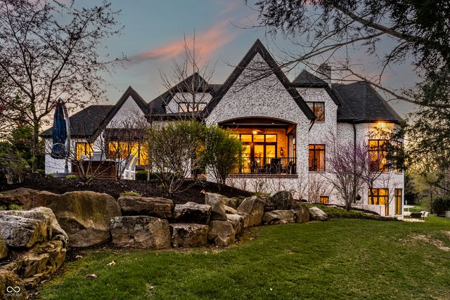 2 Woodard Bluff, Zionsville, IN 46077