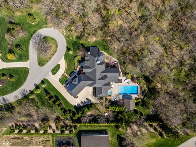 2 Woodard Bluff, Zionsville, IN 46077