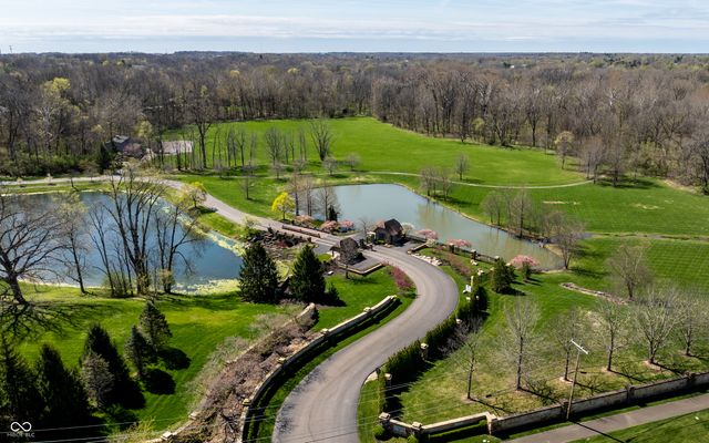 2 Woodard Bluff, Zionsville, IN 46077