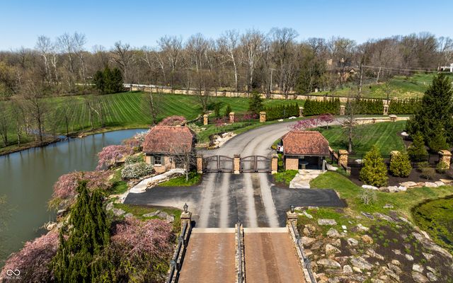 2 Woodard Bluff, Zionsville, IN 46077