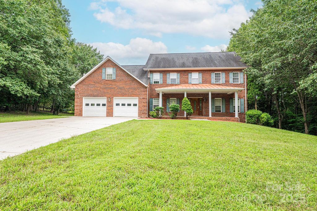 1008 Barrington Drive NE, Lenoir, NC 28645