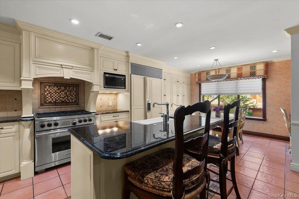 144 The Crescent Crescent, Roslyn, NY 11577 — photo 4