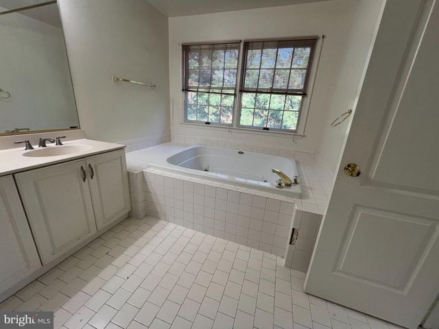 3025 WINDY KNOLL CT, Rockville, MD 20850