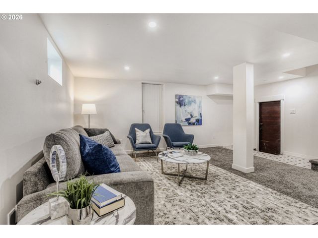 3235 Ne Klickitat St, Portland, OR 97212