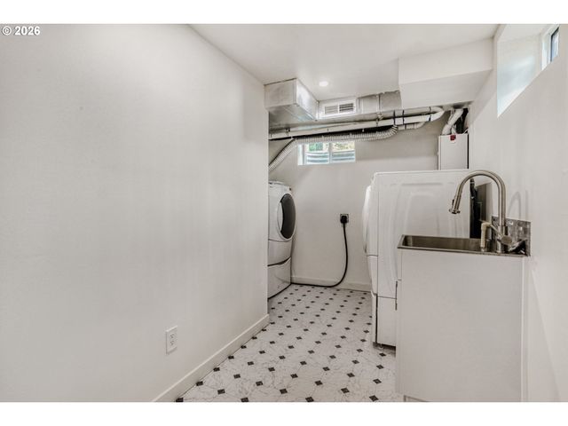 3235 Ne Klickitat St, Portland, OR 97212