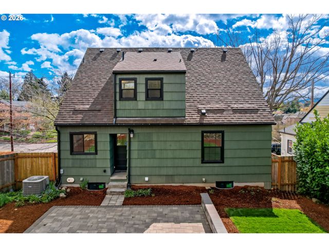 3235 Ne Klickitat St, Portland, OR 97212