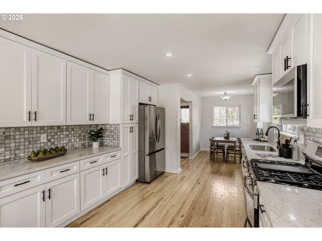 3235 Ne Klickitat St, Portland, OR 97212