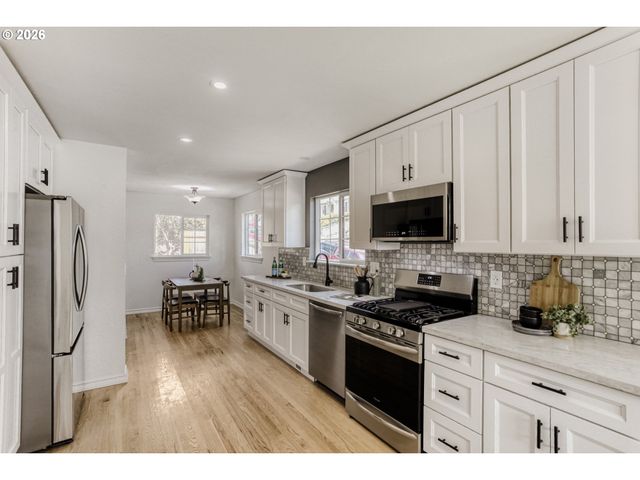 3235 Ne Klickitat St, Portland, OR 97212