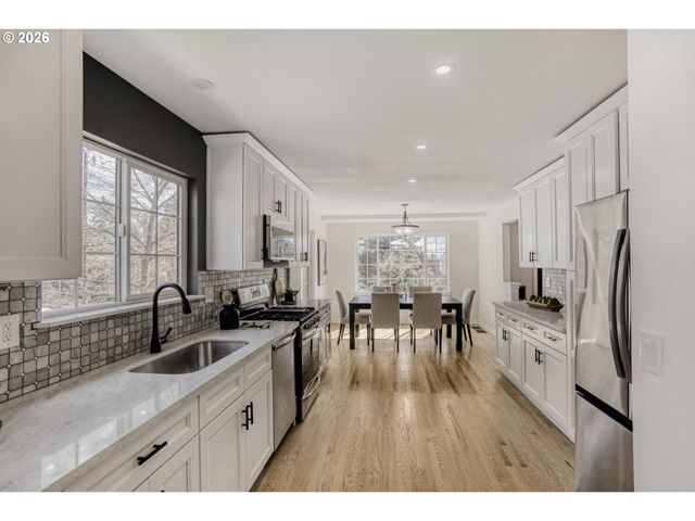 3235 Ne Klickitat St, Portland, OR 97212