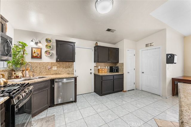 2901 Flint Hills Drive, Bakersfield, CA 93313