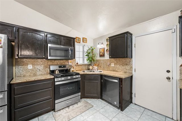 2901 Flint Hills Drive, Bakersfield, CA 93313