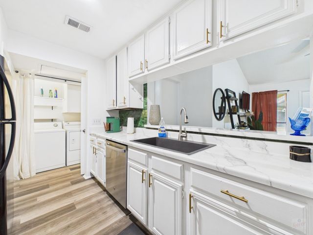 806 W 24th ST 300, Austin, TX 78705