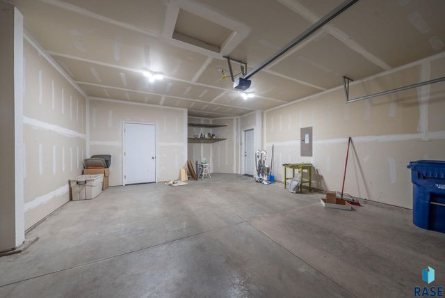 5501 S Seville Pl Place, Sioux Falls, SD 57108