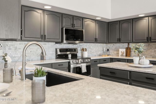 2405 W BARBIE Lane, Phoenix, AZ 85085