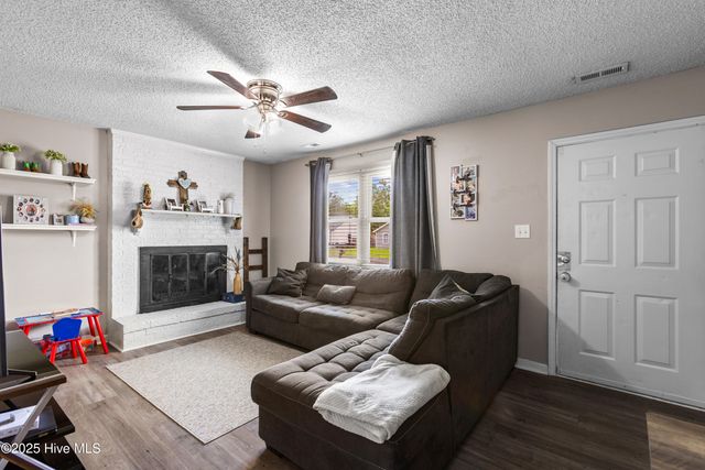 453 Hunting Green Drive, Jacksonville, NC 28546