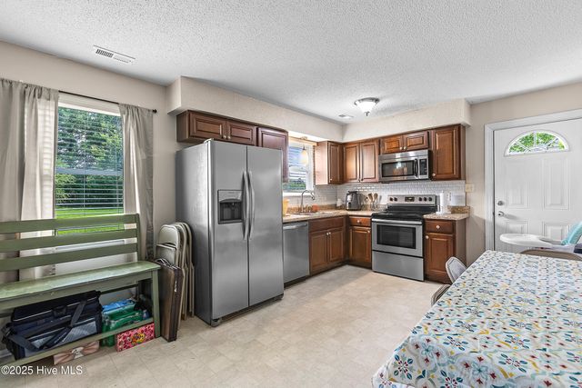 453 Hunting Green Drive, Jacksonville, NC 28546