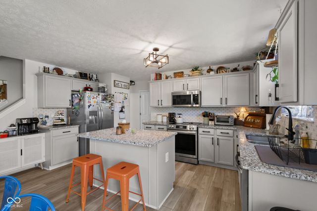 2289 S Moeller Circle, New Palestine, IN 46163