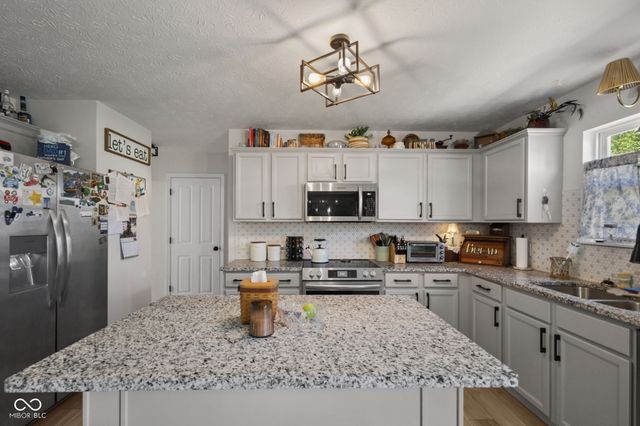 2289 S Moeller Circle, New Palestine, IN 46163