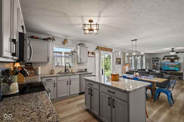 2289 S Moeller Circle, New Palestine, IN 46163