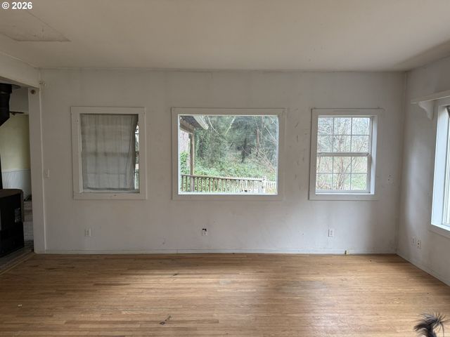 750 5TH St, Gearhart, OR 97138